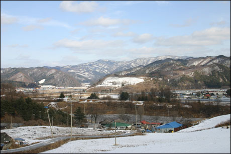 내 집에서 바라본 동쪽 마을 설경. 요즘 글밭 가는 일에 바빠서 그만 눈내리는 장면을 놓쳤다. 그 새 눈이 녹아서 그동안 메마른 개울에는 시냇물이 조르르 내리고 있다 